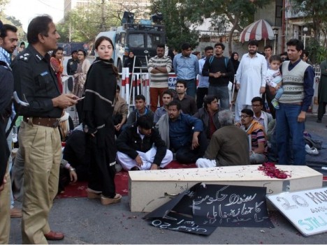 DIG Khalique Shaikh and PPP leader Sharmila Farooqi negotiating with protesters outside CM House, Karachi. PPI photo